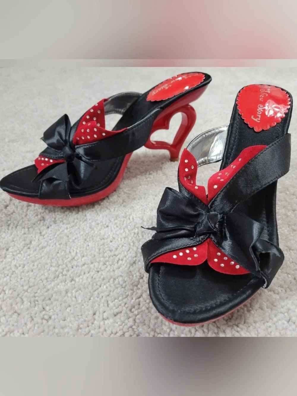 ❤️🖤Red/Black heart heels🖤❤️ - Picture 4 of 6